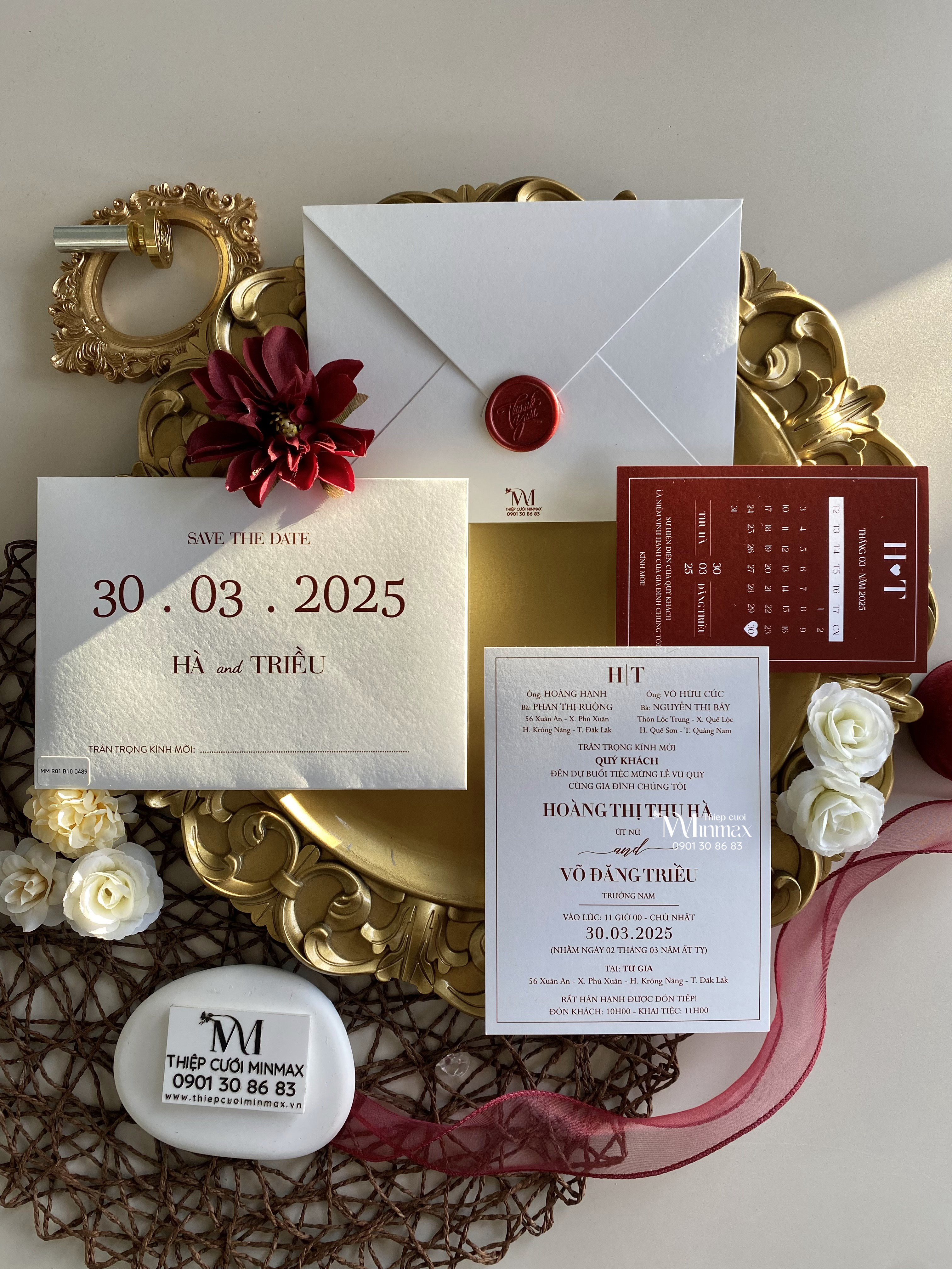 thiep-cuoi-minimalist-mau-trang-kem-do-dep-gia-re