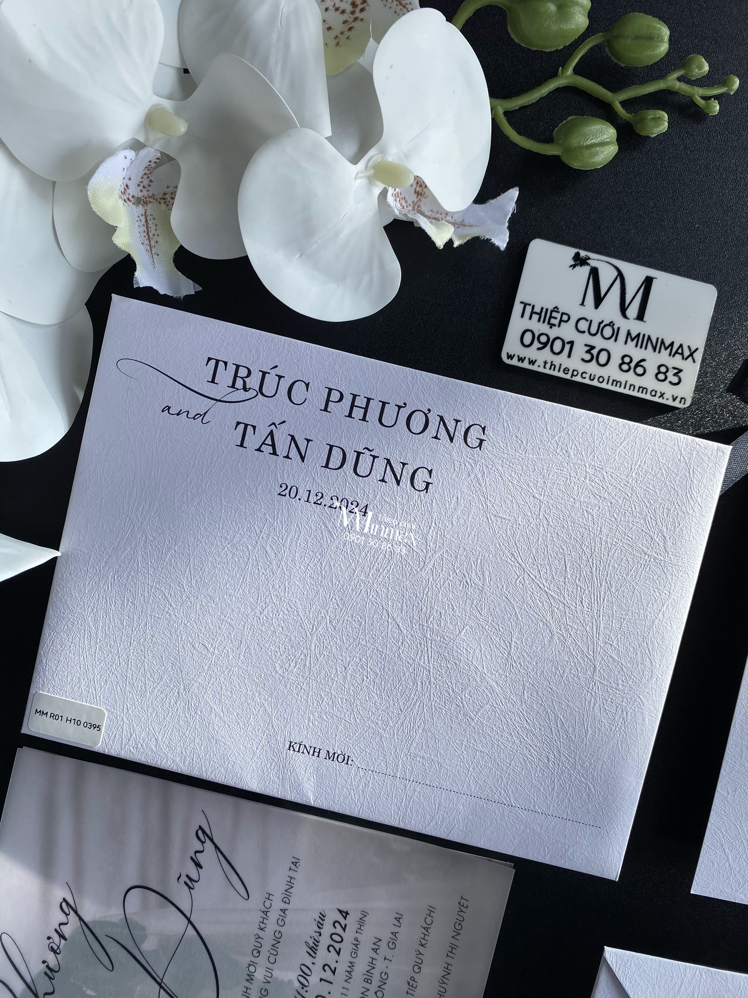 thiep-cuoi-in-hinh-cuoi-tone-trang-dep-re-thu-duc-minmax