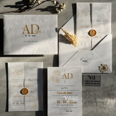 thiep-cuoi-co-dien-mau-trang-dep-re-thu-duc