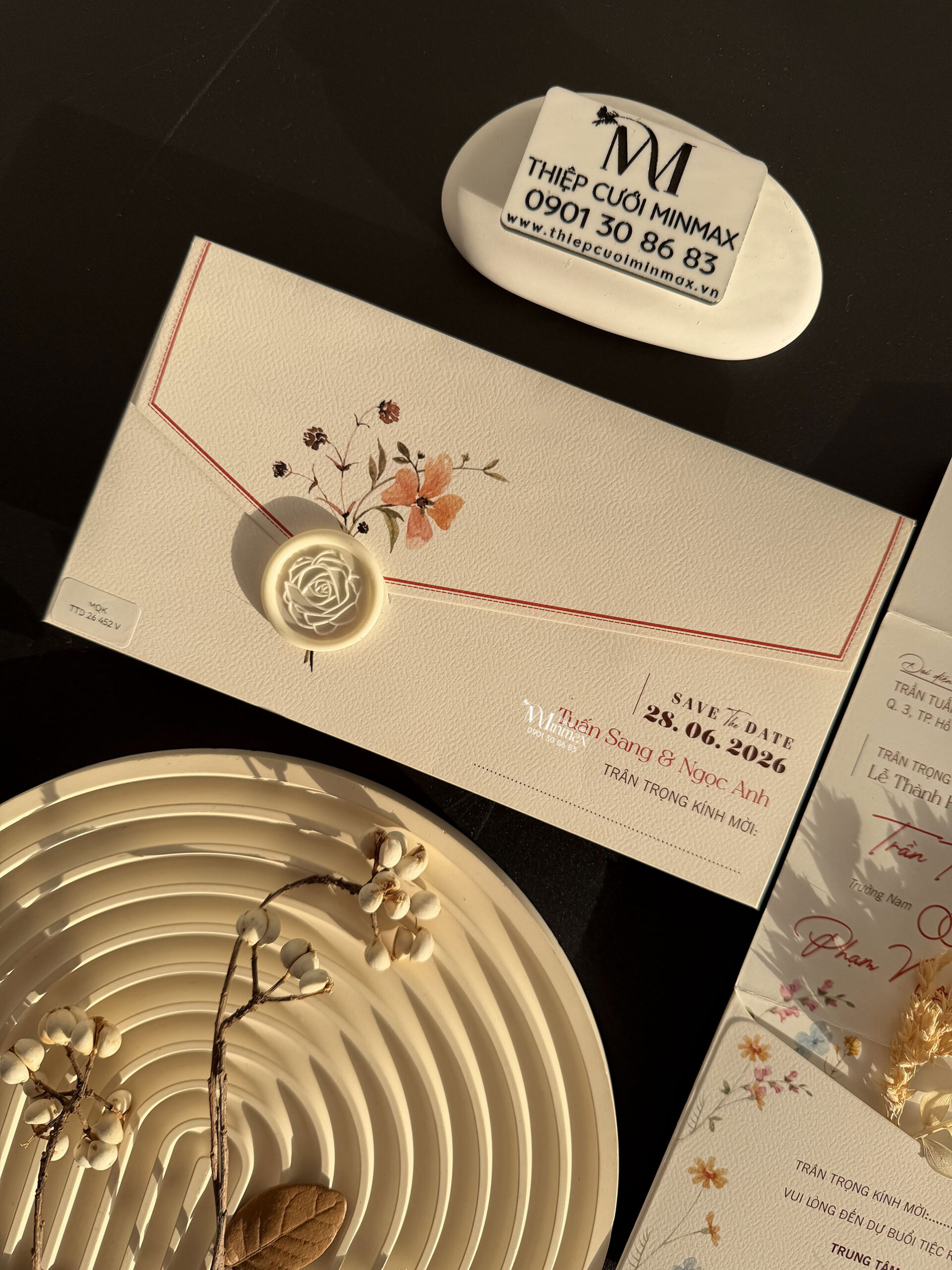 thiep-cuoi-gap-3-hoa-nhe-nhang-dep-thu-duc thiep-cuoi-gap-3-hoa-nhe-nhang-dep-thu-duc