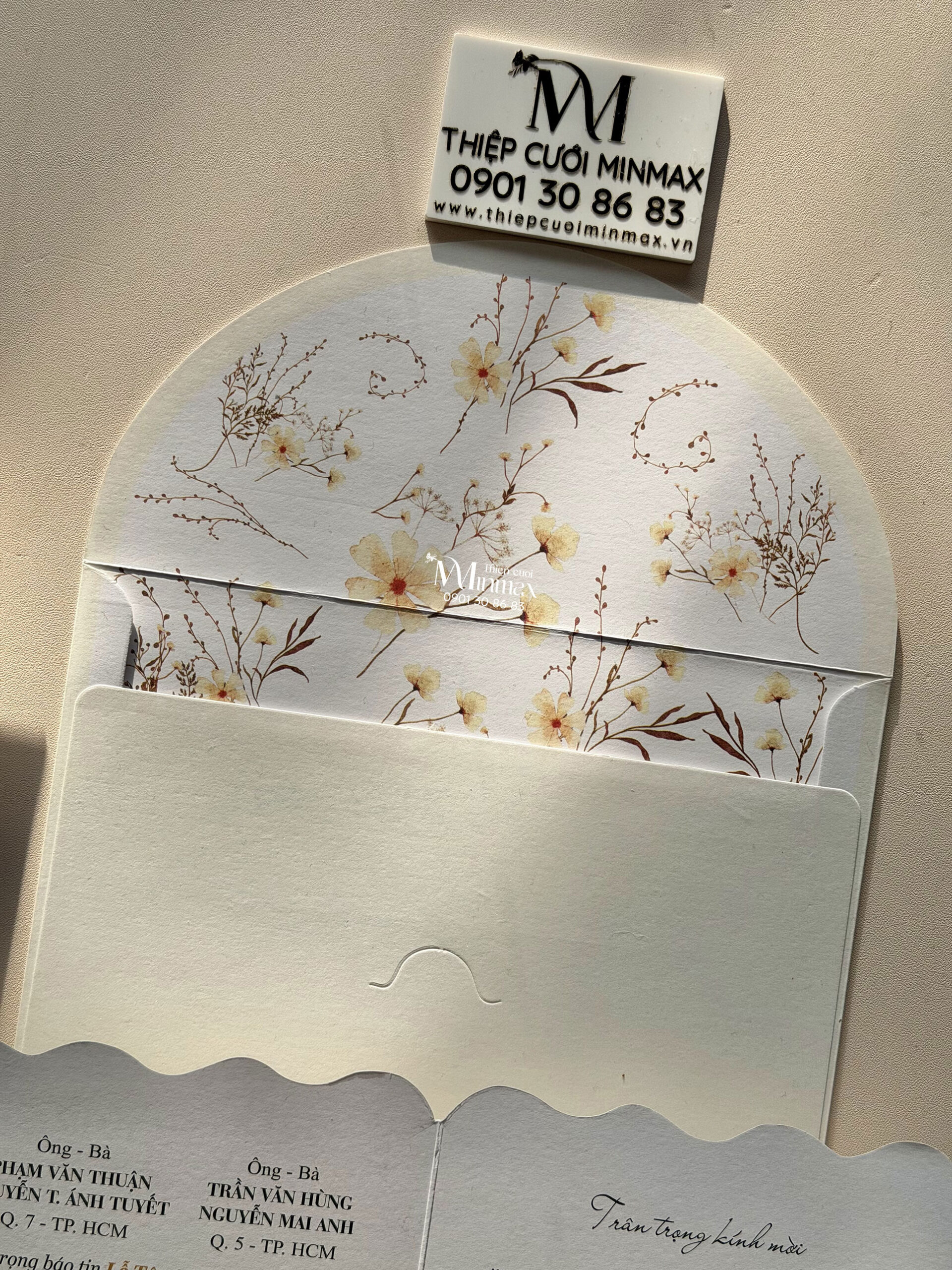 thiep-cuoi-luon-song-hoa-nhi-vang-nhat-dep-gia-re-thu-duc-minmax thiep-cuoi-luon-song-hoa-nhi-vang-nhat-dep-gia-re-thu-duc-minmax