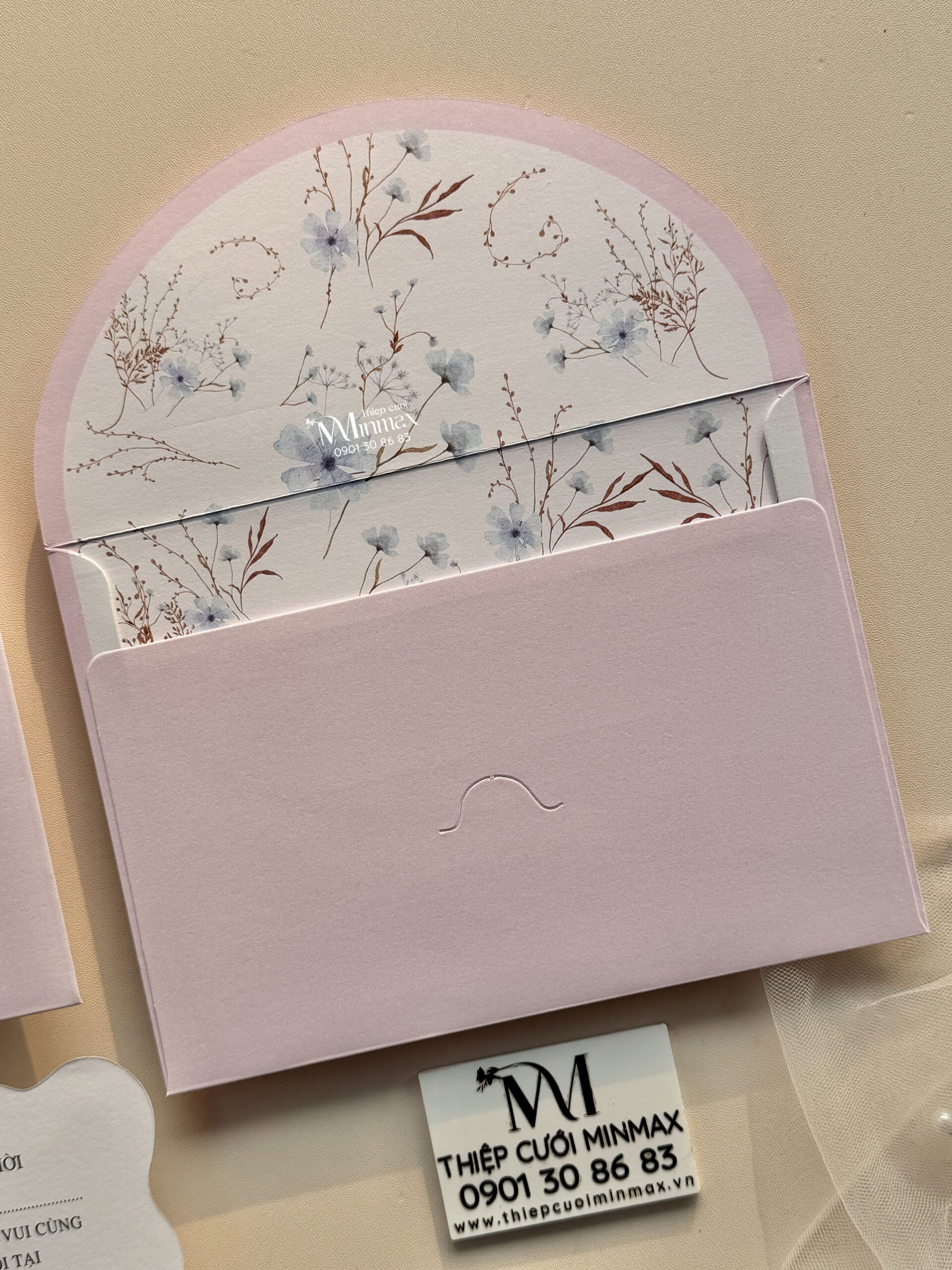 thiep-cuoi-mau-hong-luon-song-dep-gia-re-thu-duc-minmax thiep-cuoi-mau-hong-luon-song-dep-gia-re-thu-duc-minmax