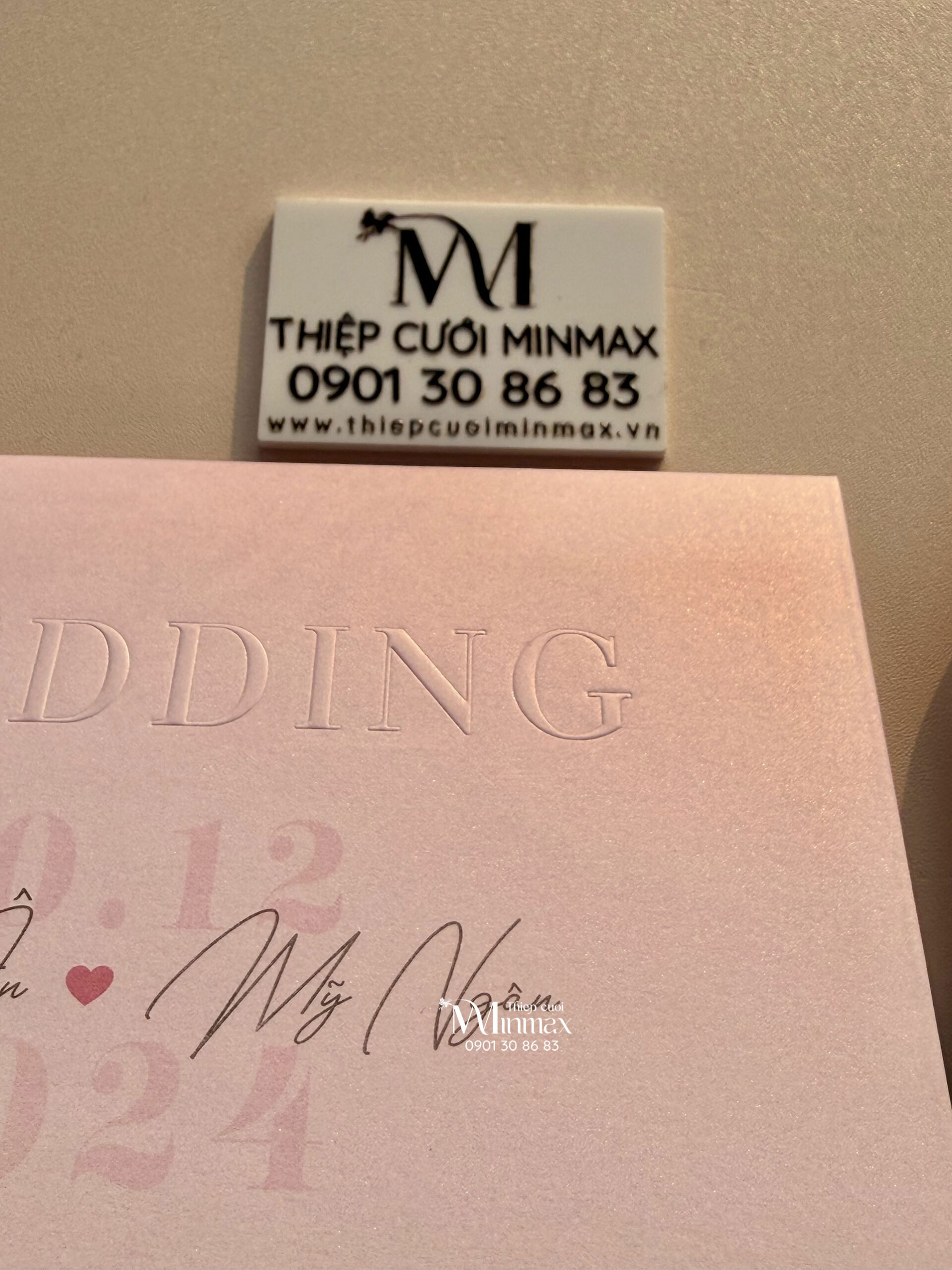 thiep-cuoi-mau-hong-luon-song-dep-gia-re-thu-duc-minmax thiep-cuoi-mau-hong-luon-song-dep-gia-re-thu-duc-minmax