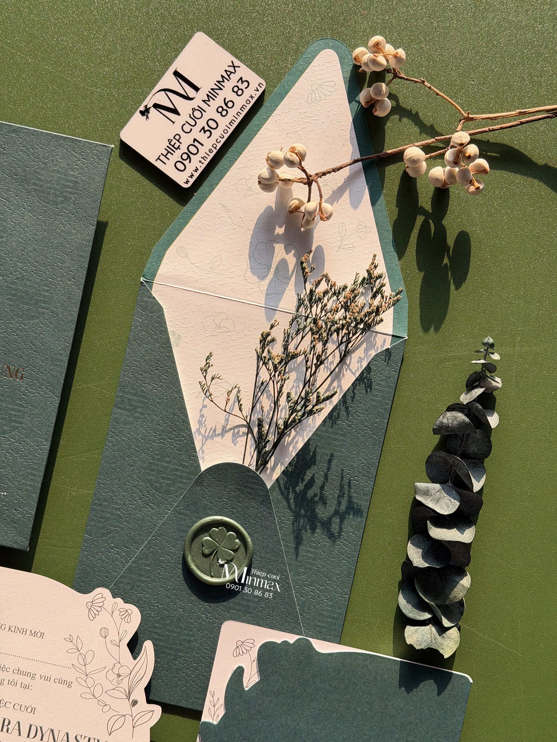 thiep-cuoi-mau-xanh-dang-dai-dep-gia-re-thu-duc-minmax thiep-cuoi-mau-xanh-dang-dai-dep-gia-re-thu-duc-minmax