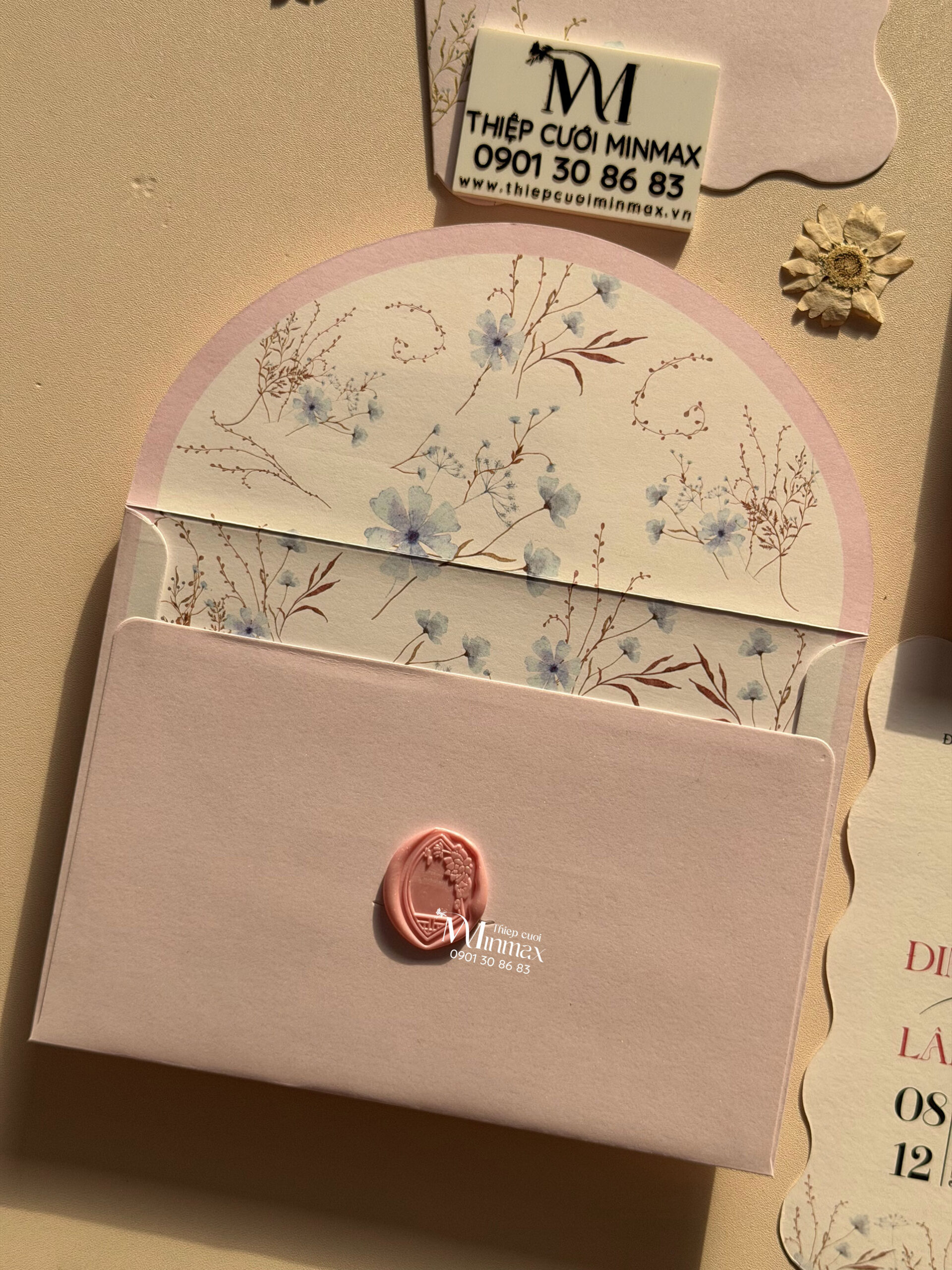 thiep-cuoi-hong-luon-song-minimalist-dep-re-thu-duc thiep-cuoi-hong-luon-song-minimalist-dep-re-thu-duc