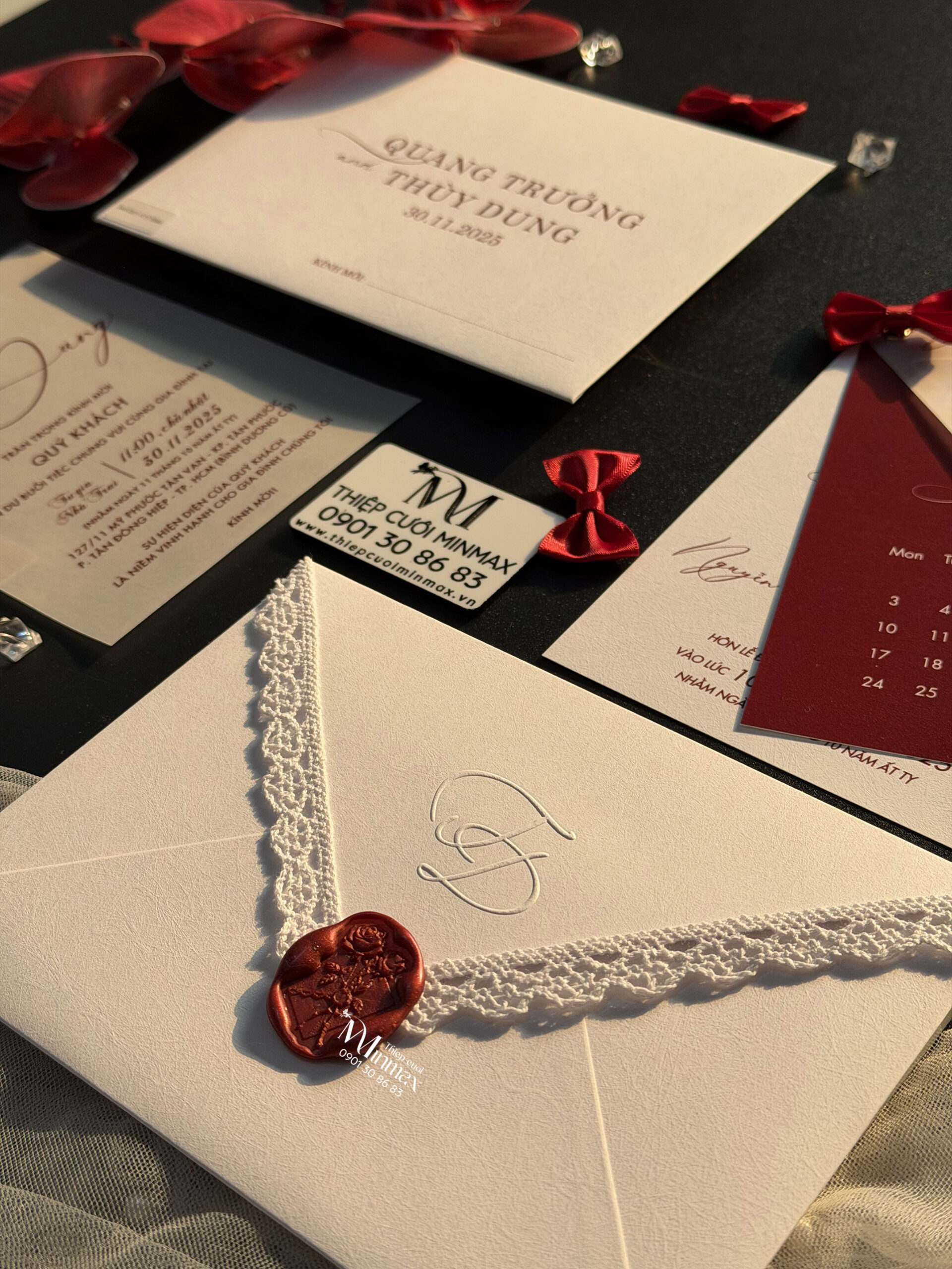 thiep-cuoi-do-trang-minimalist-dep-gia-re-thu-duc thiep-cuoi-do-trang-minimalist-dep-gia-re-thu-duc