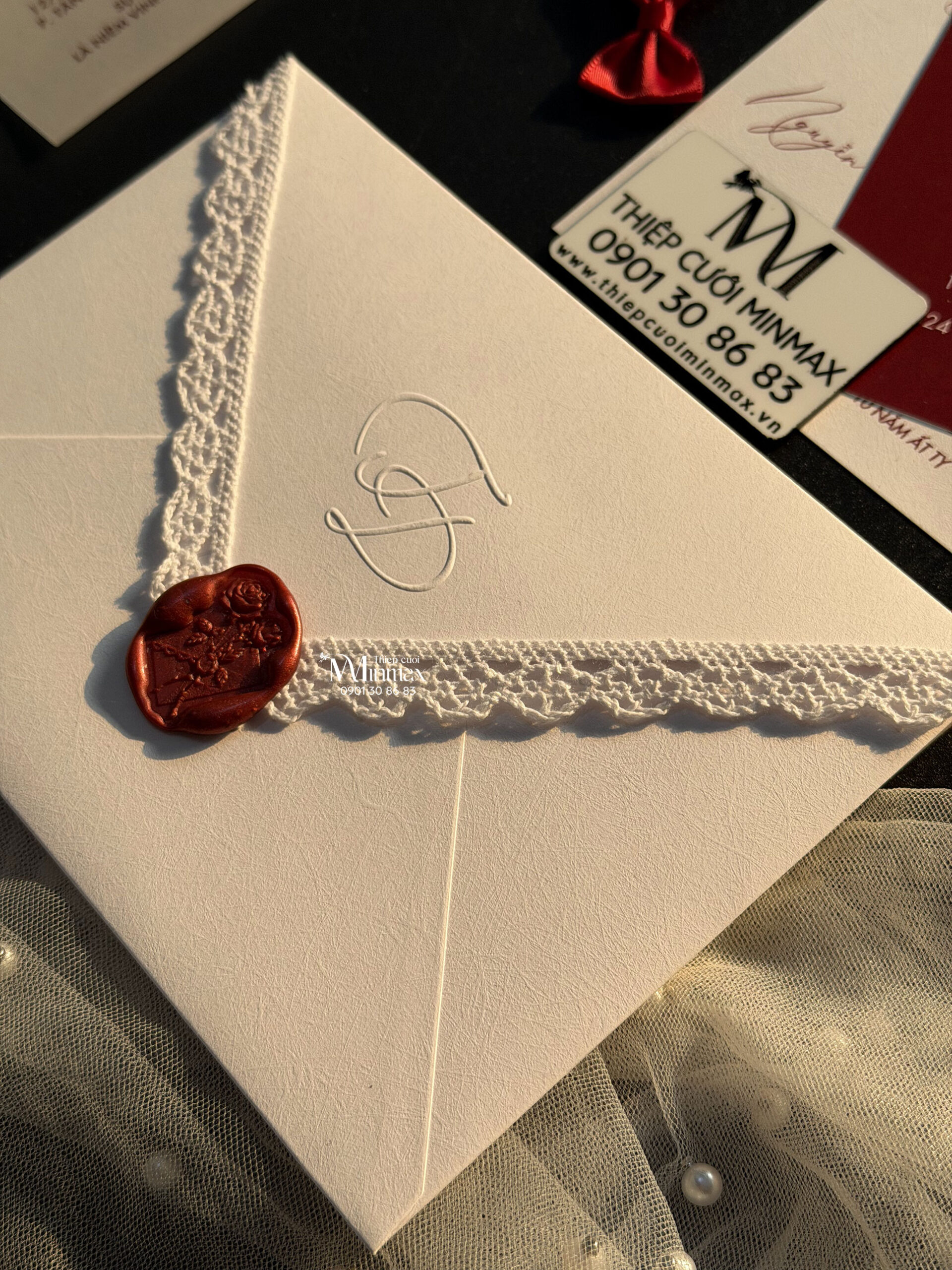 thiep-cuoi-do-trang-minimalist-dep-gia-re-thu-duc thiep-cuoi-do-trang-minimalist-dep-gia-re-thu-duc